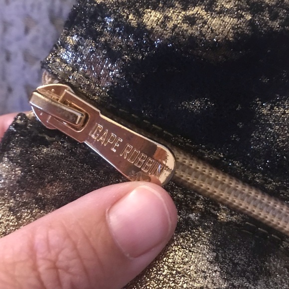 Fun ankle bootie - Picture 2 of 3